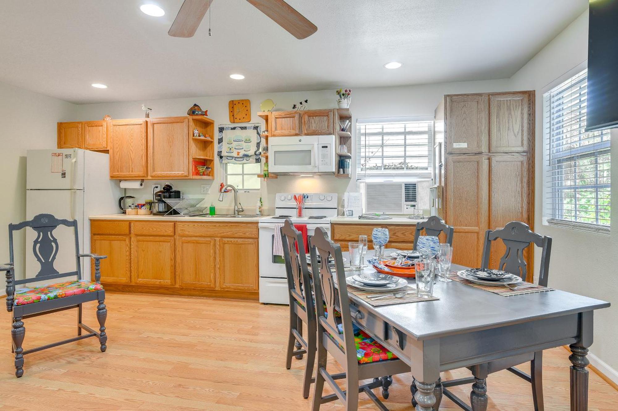 Cozy Galveston Apartment With Private Beach Pass! Exterior photo